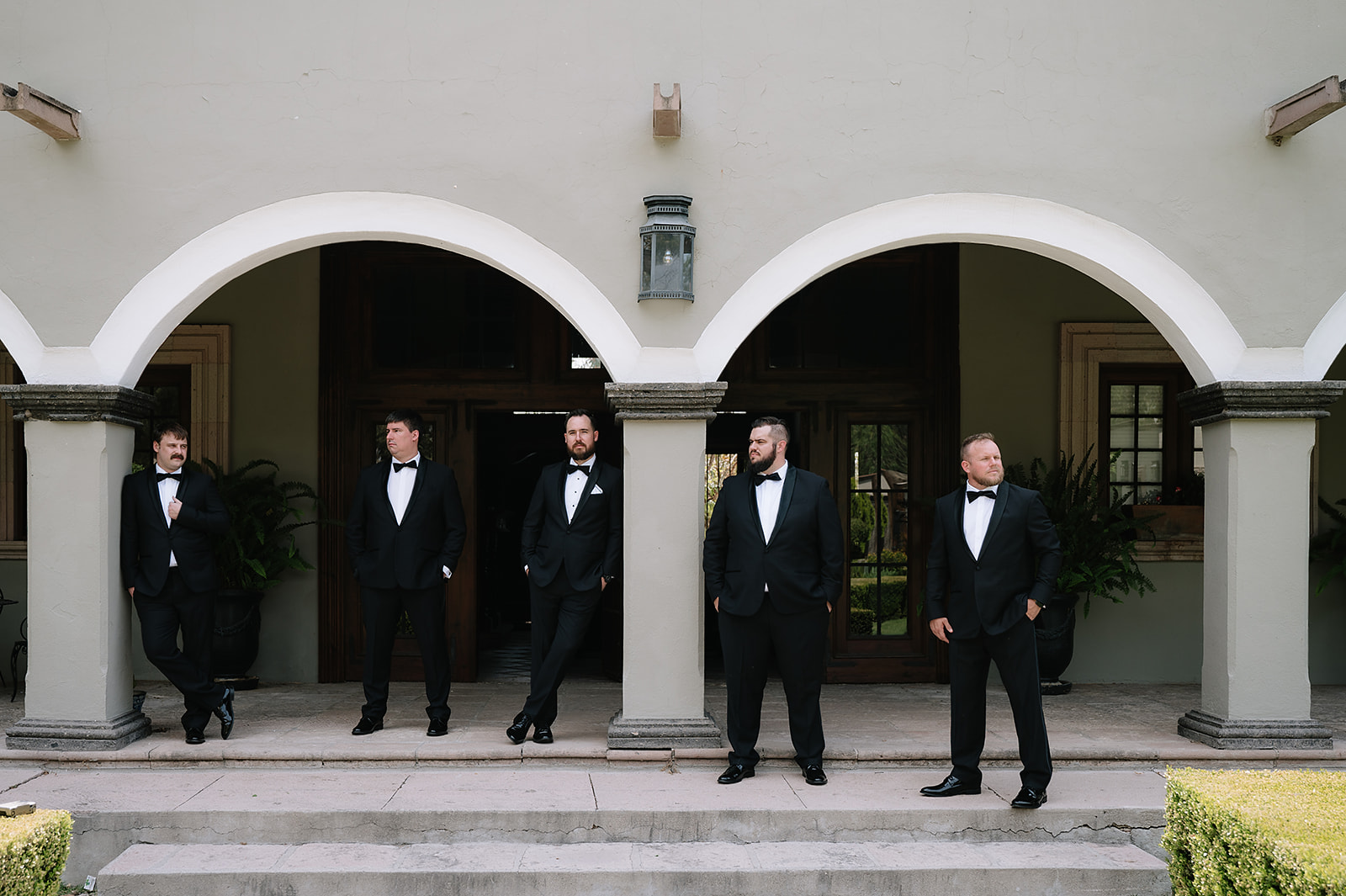 Groomsmen standing under arches at Hacienda San Luis Gonzaga before San Miguel de Allende wedding