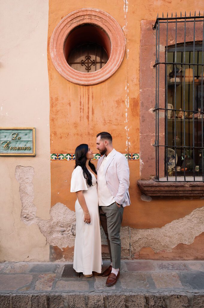 Couple posing in the streets of San Miguel de Allende